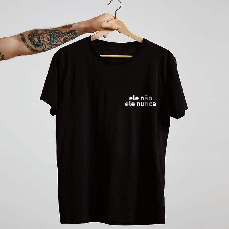 Camiseta infantil Ele não, Ele nunca (Escudo)