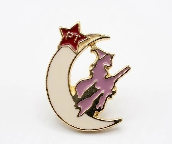 Pin Bruxinha Militante: A Magia da Luta na Estrela Vermelha
