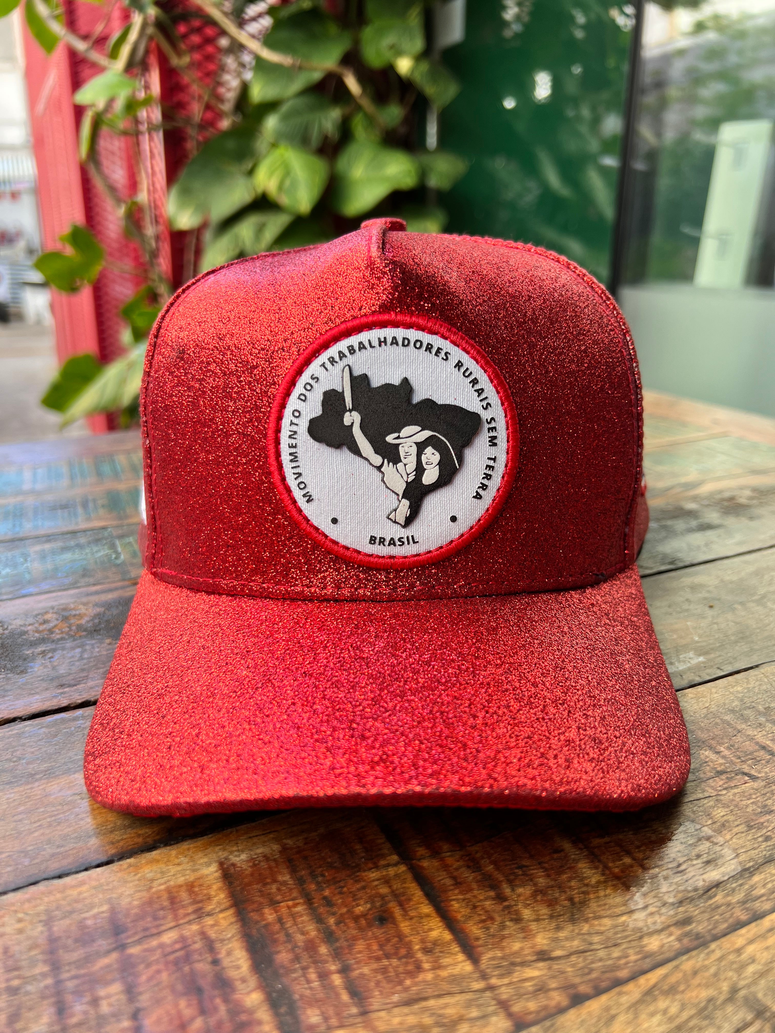 Boné MST: Vermelho com Glitter, “Gente É Pra Brilhar”