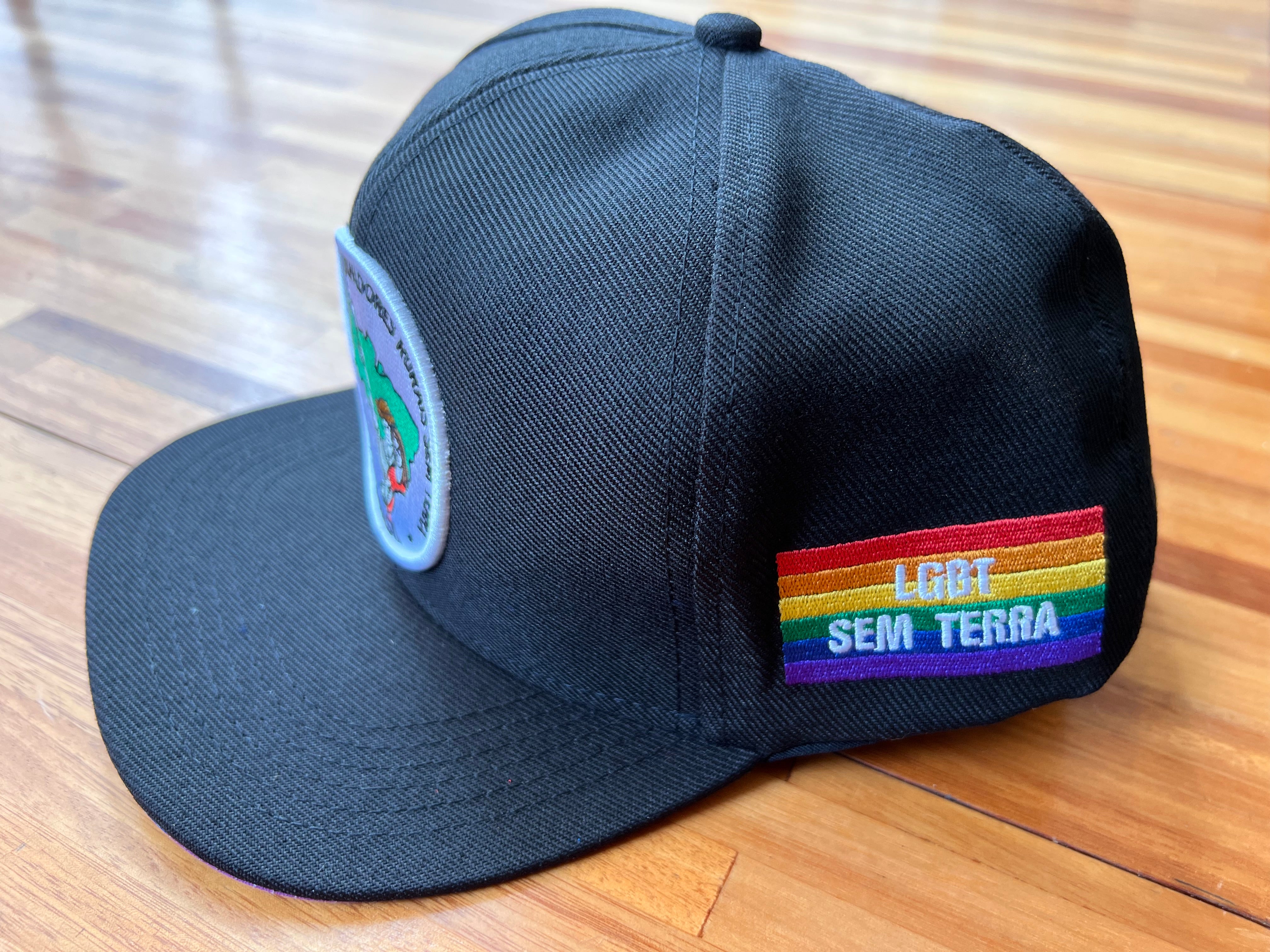 Boné Preto Lgbt: Aba interna com arco-íris, escrita “Lgbt” branco e bandeira Lgbt SEM Terra na lateral